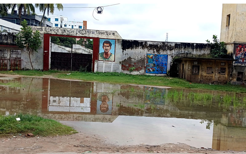 ৭ বছর ধরে খেলাধুলা বন্ধ বীরশ্রেষ্ঠ হামিদুর রহমান স্টেডিয়ামের সামনে হাটু পানি