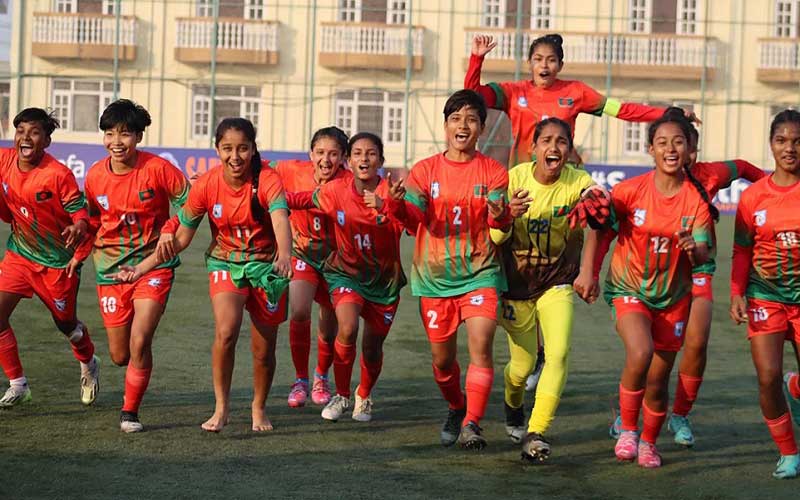সংবর্ধনা নিতে যমুনায় সাফজয়ী নারী ফুটবল দল