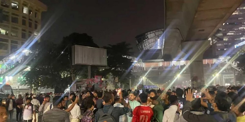 চিন্ময় কৃষ্ণ দাসকে আটক করায় শাহবাগে বিক্ষোভ