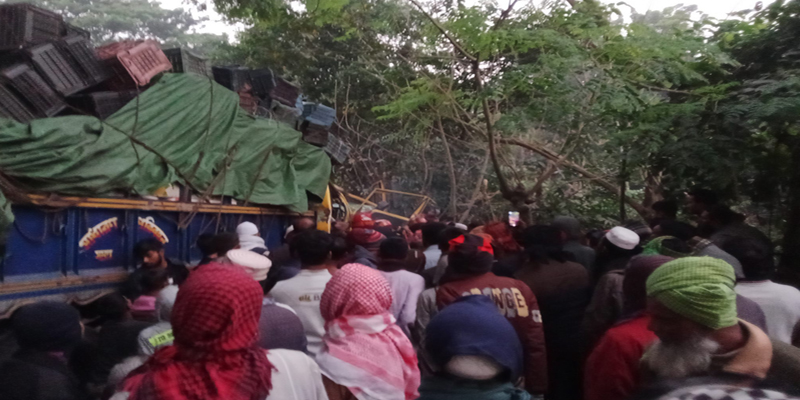 ঝিনাইদহে দুই ট্রাকে মুখোমুখি সংঘর্ষে চালক নিহত