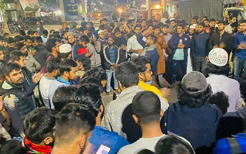 আইনজীবী হত্যার প্রতিবাদে চবিতে বিক্ষোভ সমাবেশ