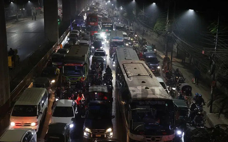 ঢাবি এলাকায় হঠাৎ ৭ তল্লাশি চৌকি, মানুষের ভোগান্তি