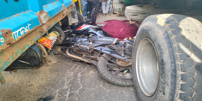 চাটখিলে ট্রাক চাপায় মোটরসাইকেল আরোহী কিশোরের মৃত্যু