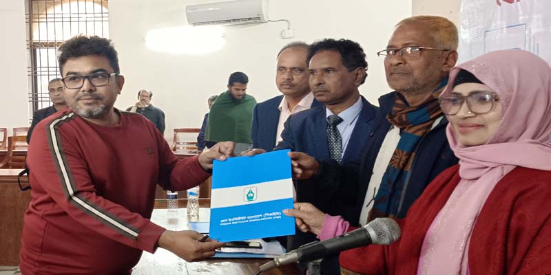 বেসিক জার্নালিজম বিষয়ক প্রশিক্ষণ শেষে সনদপত্র বিতরণ