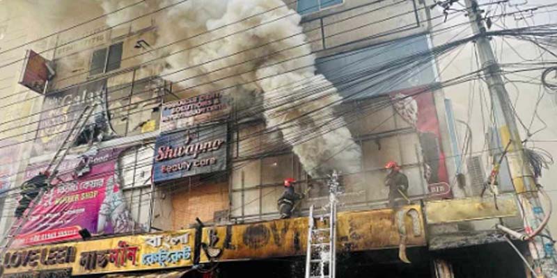 ১২ ইউনিটের চেষ্টায় উত্তরার রেস্টুরেন্টের আগুন নিয়ন্ত্রণে