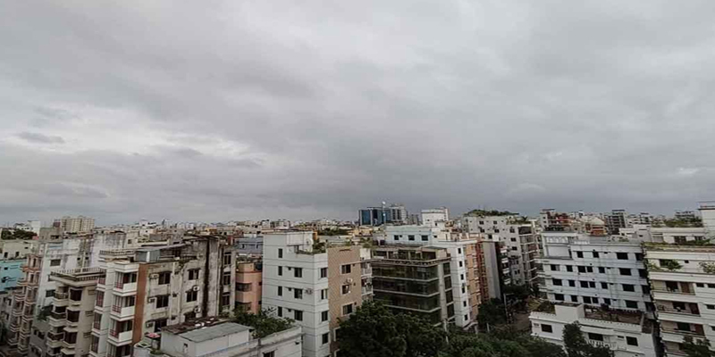 মেঘাচ্ছন্ন ঢাকার আকাশ, সূর্যের দেখা মিলবে যেদিন