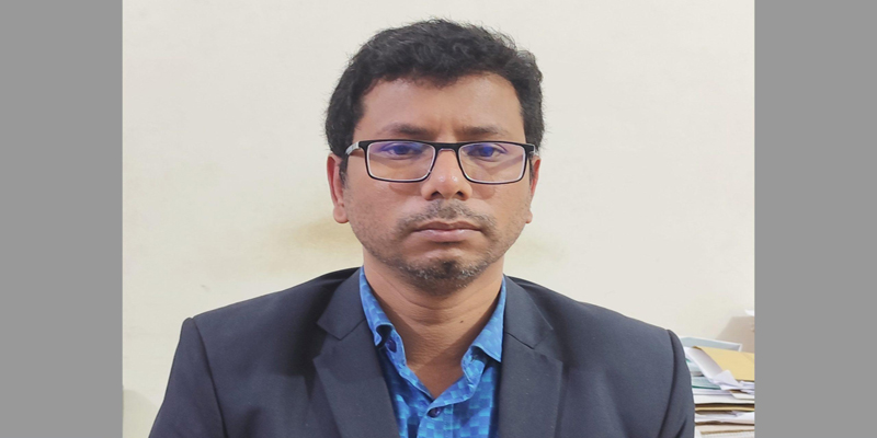 নতুন বই না পেয়ে কার্যালয়ে সহকারী হিসাব রক্ষককে লাঞ্ছিত