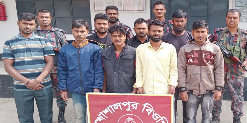 ঝিনাইদহের মহেশপুর সীমান্তে বিজিবির হাতে ২৪ জন আটক