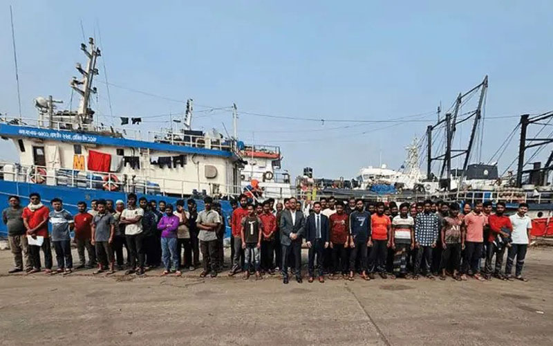 পরিবারের কাছে ফিরলেন ভারতের কারাগারে থাকা ৯০ জেলে