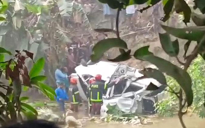 মাইক্রোবাসে ট্রেনের ধাক্কায় প্রাণ গেল ৫ জনের