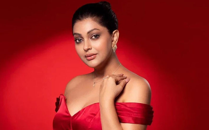 বিমানবন্দর থেকে চিত্রনায়িকা নিপুণ আটক