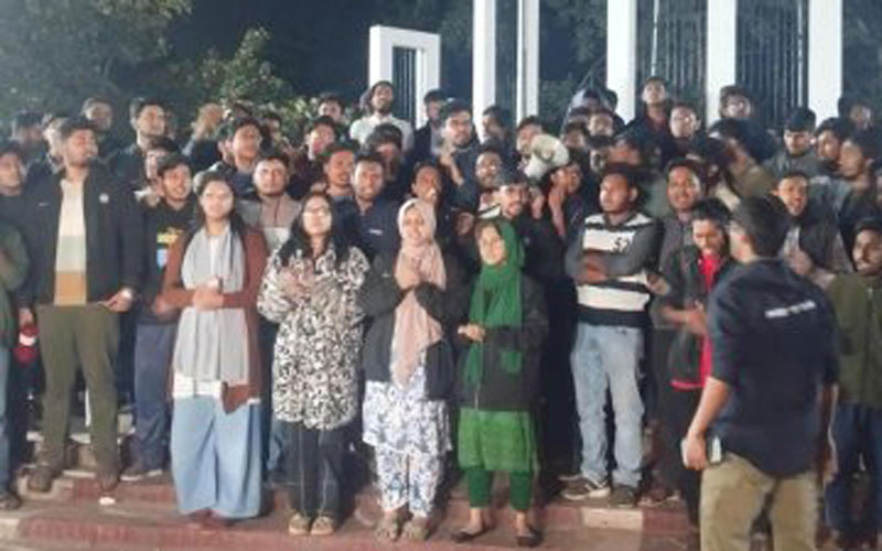 ঢাকা বিশ্ববিদ্যালয়ে মধ্যরাতে আবার ‘কোটা না মেধা’ স্লোগান, বিক্ষোভ