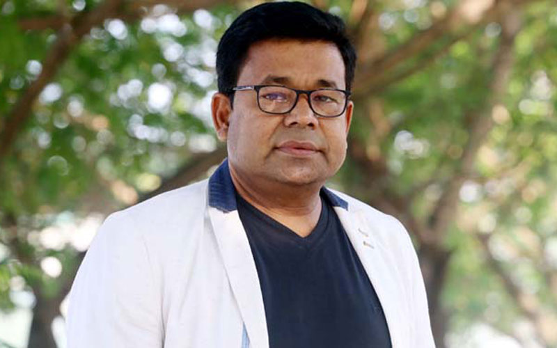 বাবার জানাজার মাঠে মনির খানের আইফোন চুরি