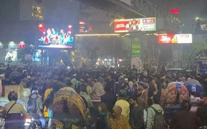 রাজধানীর দুই পয়েন্টে শিক্ষার্থীদের সড়ক অবরোধ