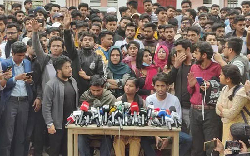 বিকেল ৪টার মধ্যে ৬ দাবি না মানলে কঠোর কর্মসূচি: সাত কলেজের শিক্ষার্থীরা
