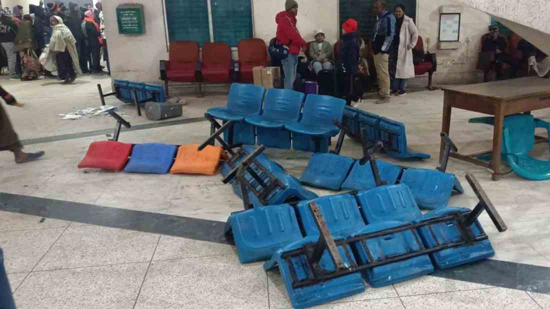 ট্রেন চলাচল বন্ধ থাকায় রাজশাহী স্টেশনে ভাঙচুর বিক্ষুব্ধ যাত্রীদের