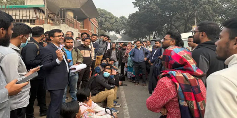 সচিবালয়ের সামনে ৪৩তম বিসিএসে বাদ পড়া প্রার্থীদের অবস্থান