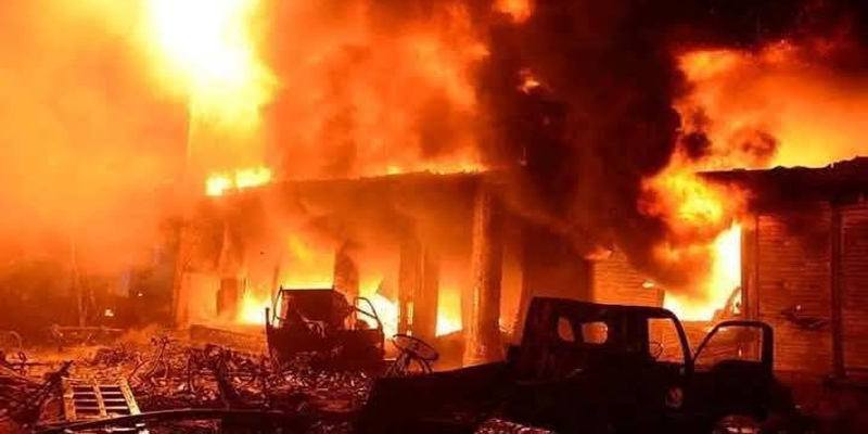 নোয়াখালীর মাইজদীতে আগুনে পুড়ল ১২ দোকান