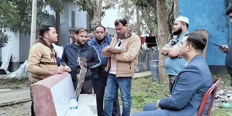 নোয়াখালীতে থানার পুকুরে পড়ে ছিল লুট হওয়া চায়না রাইফেল
