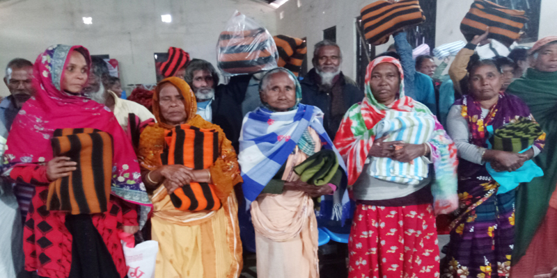 ডোমারে ইঞ্জিঃ শাহরিন ইসলাম এর পক্ষে শীতার্তদের মাঝে কম্বল বিতরণ