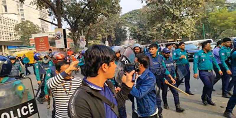 সচিবালয়ের সামনে পুলিশের সঙ্গে শিক্ষার্থীদের ধাওয়া-পাল্টা ধাওয়া, ফাঁকা গুলি