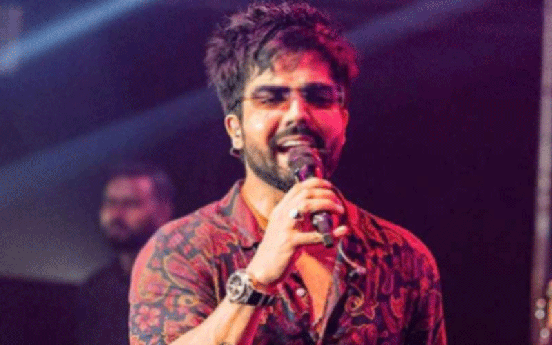মঞ্চ থেকে গায়ককে আটক করল পুলিশ