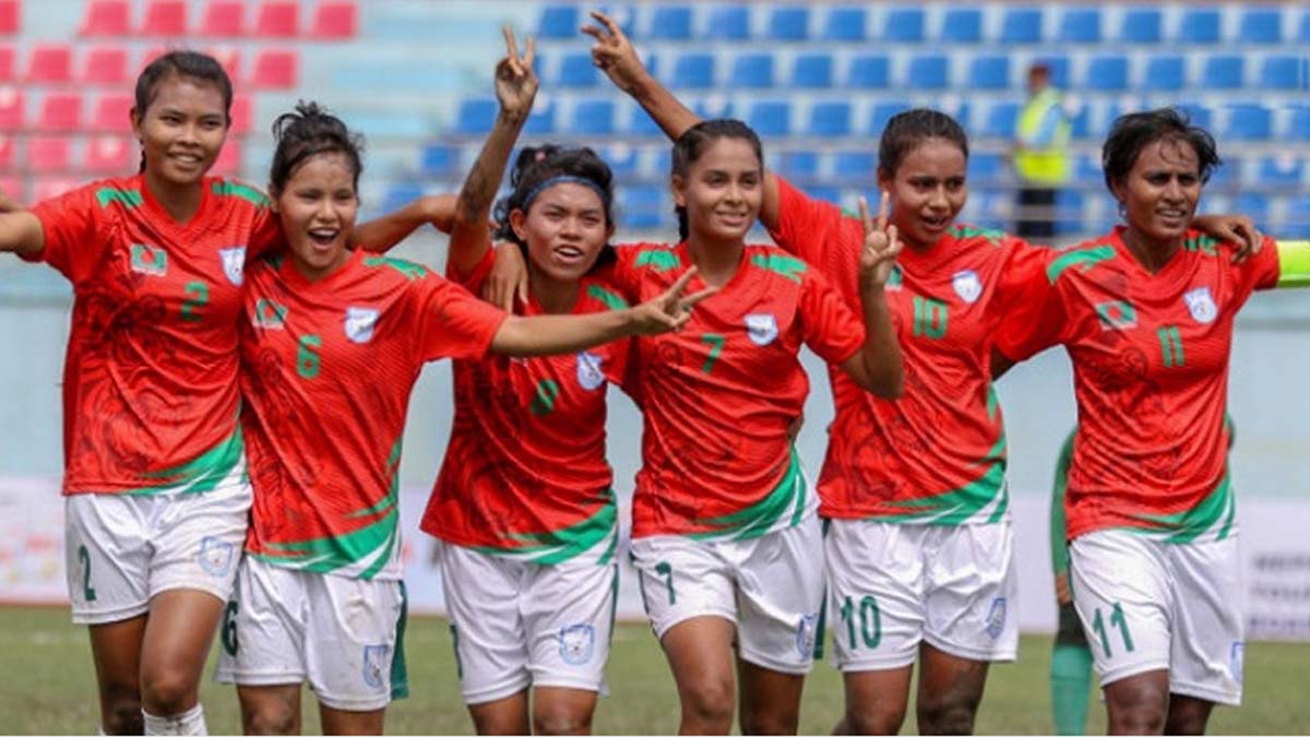 সাফজয়ী ১৮ নারী ফুটবলারকে চুক্তি থেকে বাদ দিতে যাচ্ছে বাফুফে