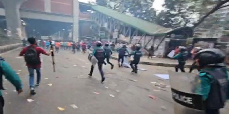 জলকামান-লাঠিচার্জ করে আউটসোর্সিং কর্মীদের ছত্রভঙ্গ করল পুলিশ