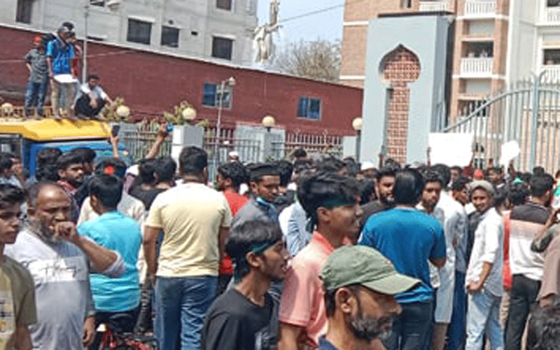 ধর্ষকের ফাঁসির দাবিতে মাগুরায় আদালত চত্বরে বিক্ষোভ