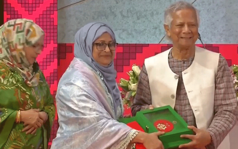 স্বাধীনতা পুরস্কার প্রদান করলেন প্রধান উপদেষ্টা