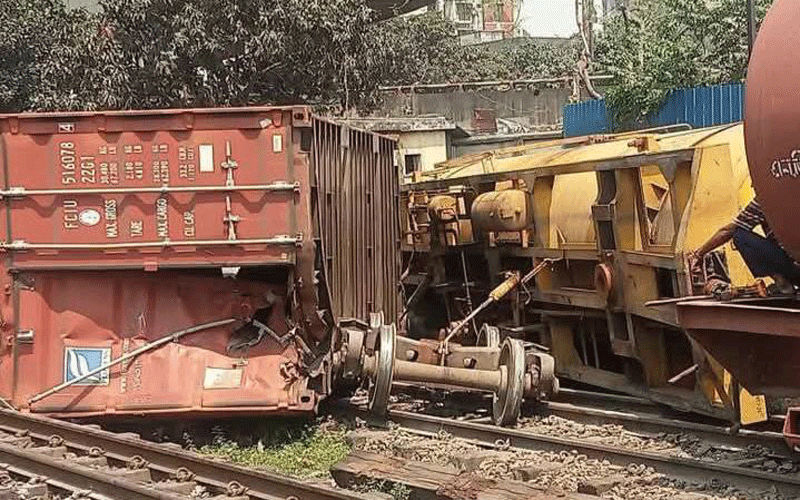 কমলাপুরে কনটেইনারবাহী ট্রেনের বগি লাইনচ্যুত