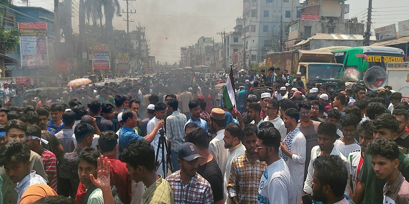 গাজায় গণহত্যার প্রতিবাদে নোয়াখালীতে সড়ক অবরোধ করে বিক্ষোভ