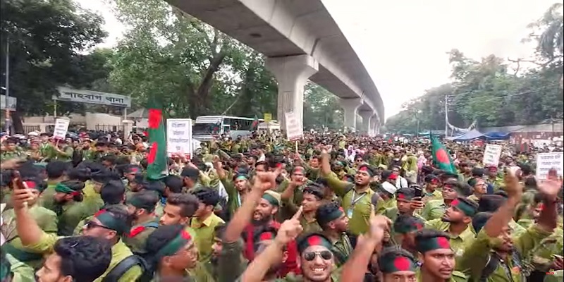 নার্সিং কলেজ শিক্ষার্থীদের শাহবাগ অবরোধ, যান চলাচল বন্ধ