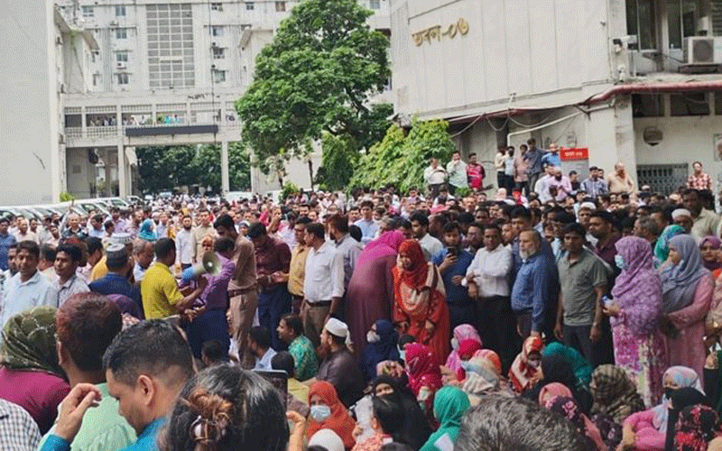 নিরাপত্তাবলয় ভেঙে সচিবালয়ে কর্মচারীদের বিক্ষোভ