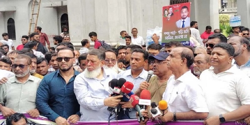 নগর ভবনের গেটে তালা, উপদেষ্টা আসিফের পদত্যাগ দাবি