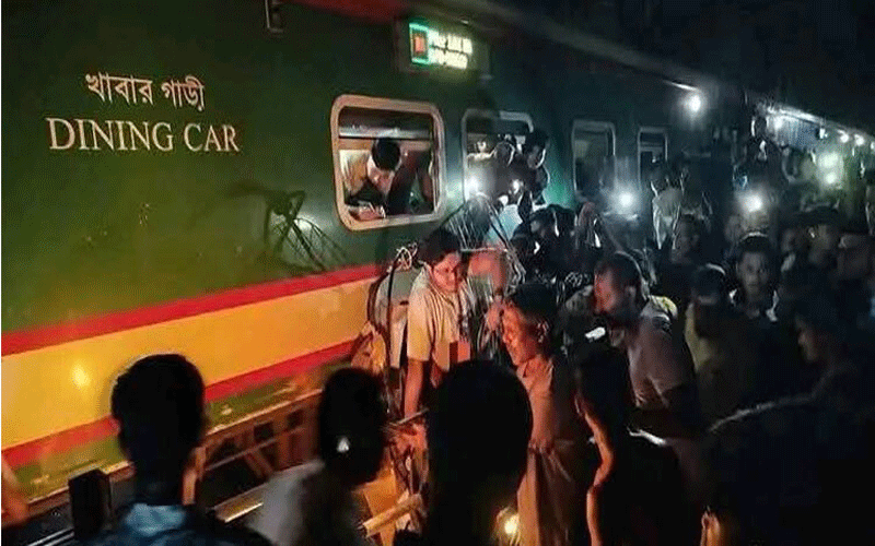 কালুরঘাট সেতুতে ট্রেনের সঙ্গে কয়েকটি যানবাহনের সংঘর্ষে নিহত ৩