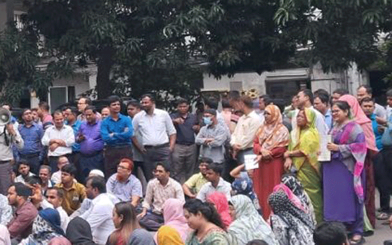 চাকরি অধ্যাদেশ বাতিলে ৪৮ ঘণ্টার আল্টিমেটাম দিয়েছেন আন্দোলনকারীরা