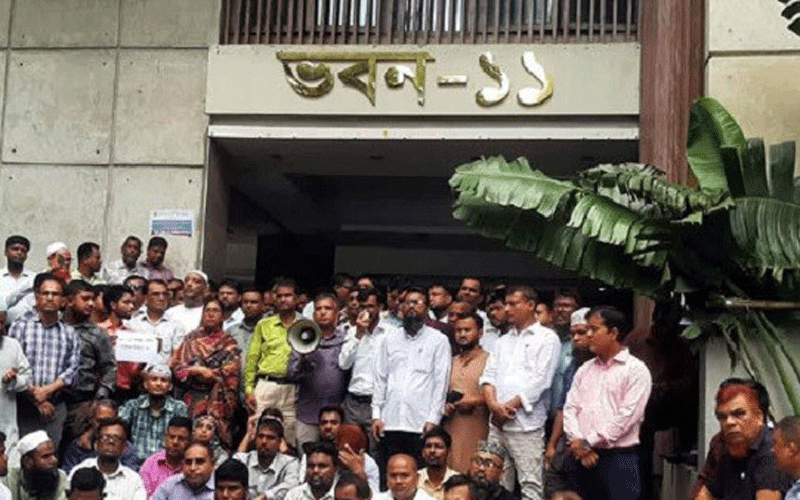 সচিবালয়ে দুই ঘণ্টা কর্মবিরতি পালন করছেন কর্মচারীরা