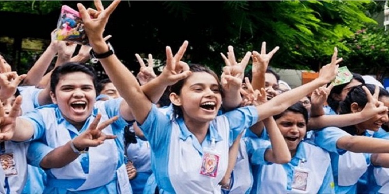 এবারও পাসের হারে এগিয়ে মেয়েরা
