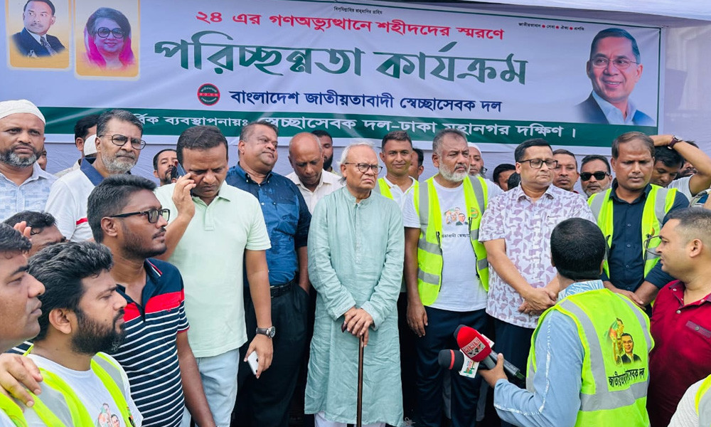 স্বেচ্ছাসেবক দলের উদ্যোগে যাত্রাবাড়িতে পরিচ্ছন্নতা কর্মসূচি পালন