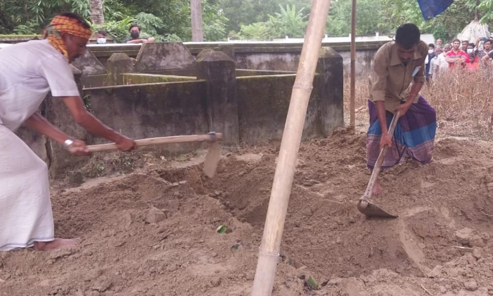 দাফনের ২৫ দিন পর কবর থেকে প্রবাসীর লাশ উত্তোলন