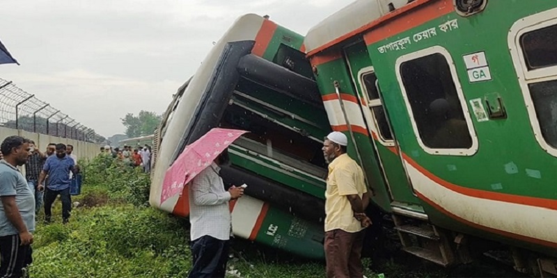 লালমনিরহাটে ২ ট্রেনের মুখোমুখি সংঘর্ষ, বুড়িমারি রুটে রেল যোগাযোগ বন্ধ