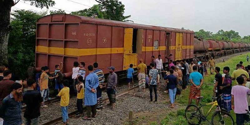 বগি লাইনচ্যুত, খুলনার সঙ্গে সারাদেশের রেল যোগাযোগ বন্ধ