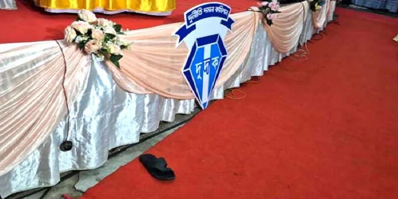 দুদক চেয়ারম্যানকে জুতা নিক্ষেপ