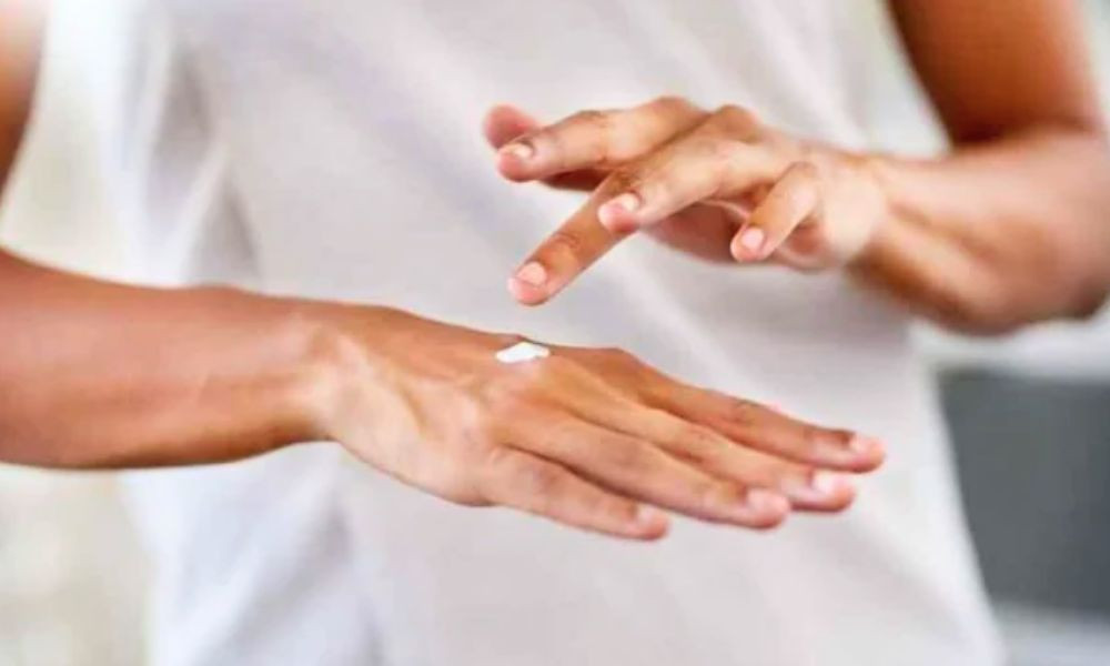 রান্নার সময় মাঝেমধ্যে হাতে ছেঁকা লাগে, জ্বালাভাব কমাতে যে ভুল করেন