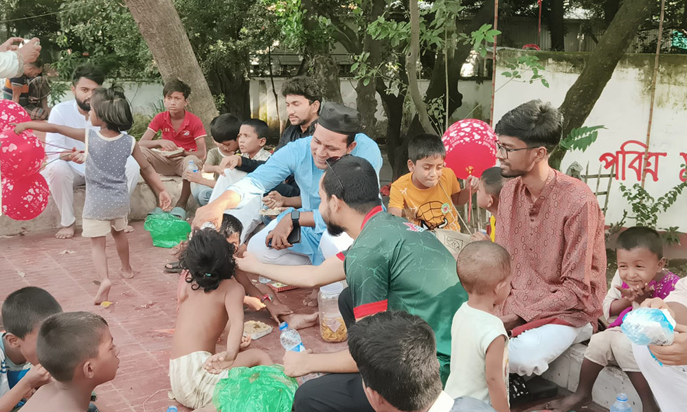 খালেদা জিয়ার জন্মদিনে পথশিশুদের মাঝে ছাত্রদল নেতা তারিকের খাবার বিতরণ