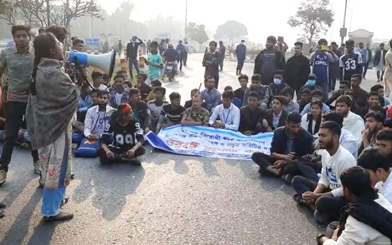 সিরাজগঞ্জে শিক্ষার্থীদের মহাসড়ক অবরোধ, যান চলাচল বন্ধ