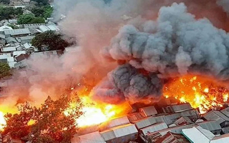 মহাখালী সাততলা বস্তিতে আগুন