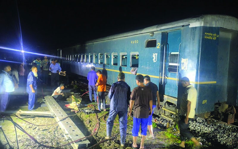 ১৪ ঘণ্টা পর রংপুরে লাইনচ্যুত বগি উদ্ধার
