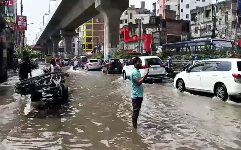রাজধানীতে মুষলধারে বৃষ্টি-বজ্রপাত